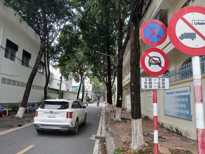 Cần Thơ: Phạt nguội ô tô đưa học sinh vào tận cổng trường, bất chấp đường cấm- Ảnh 8. Cần Thơ: Phạt nguội ô tô đưa học sinh vào tận cổng trường, bất chấp đường cấm- Ảnh 8.