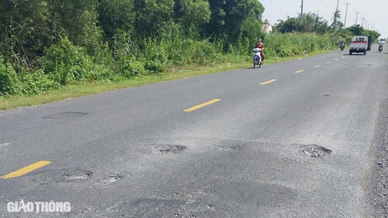 Quốc lộ 1, đường Hồ Ch&iacute; Minh qua C&agrave; Mau xuất hiện nhiều điểm hư hỏng- Ảnh 2.