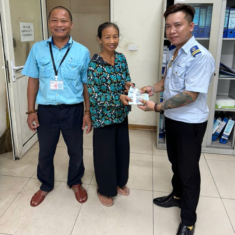 Kh&aacute;ch vui mừng nhận lại 150 triệu đồng bỏ qu&ecirc;n tr&ecirc;n xe bu&yacute;t- Ảnh 1.