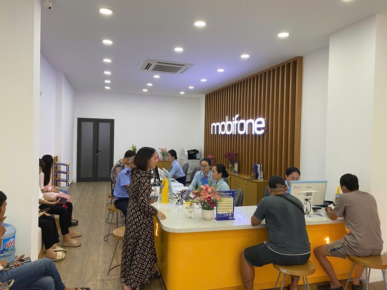 MobiFone tặng tiền cho khách hàng ở vùng lũ, lụt- Ảnh 1. MobiFone tặng tiền cho khách hàng ở vùng lũ, lụt- Ảnh 1.