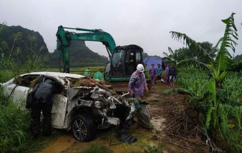 Chiếc xe bị v&ograve; n&aacute;t sau khi lao xuống suối.