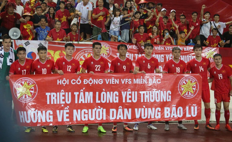 Loạt sao tuyển Việt Nam c&oacute; h&agrave;nh động đẹp với người d&acirc;n v&ugrave;ng lũ- Ảnh 1.
