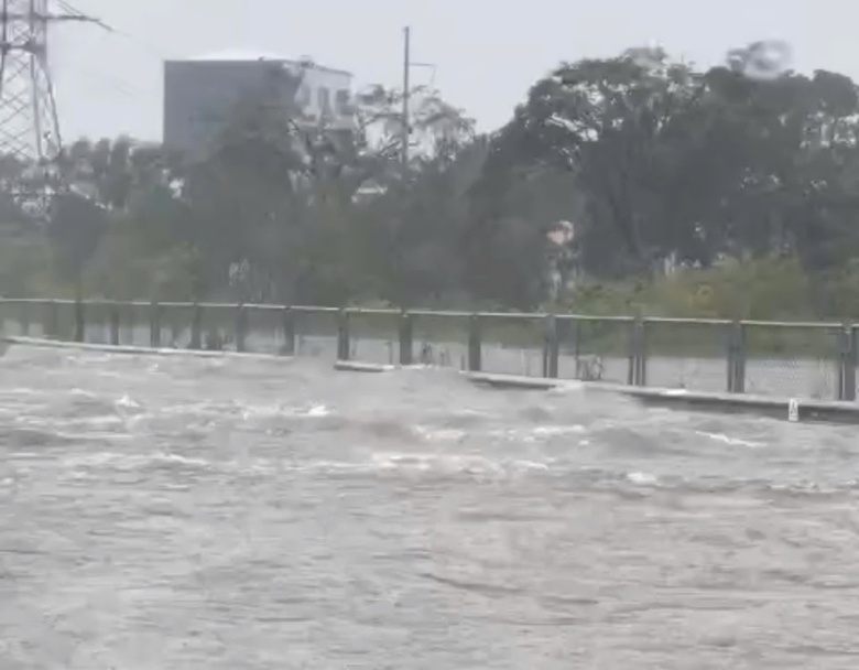 Vận h&agrave;nh tối đa c&ocirc;ng suất trạm bơm, sớm đưa cao tốc Ph&aacute;p V&acirc;n - Cầu Giẽ tho&aacute;t ngập- Ảnh 2.