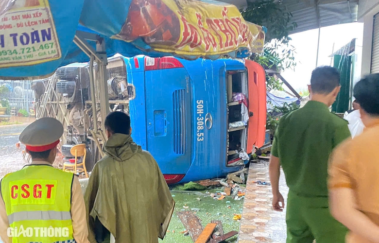 Lật xe khách ở Đắk Lắk, ba người tử vong- Ảnh 1. Lật xe khách ở Đắk Lắk, ba người tử vong- Ảnh 1.