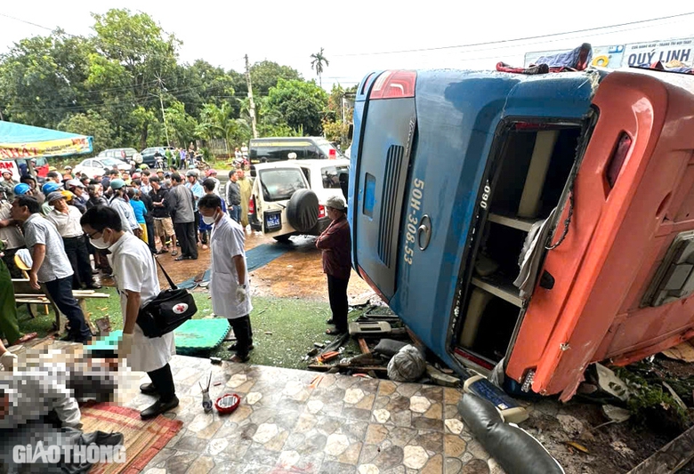 &Aacute;m ảnh hiện trường vụ lật xe kh&aacute;ch l&agrave;m 4 người tử vong ở Đắk Lắk- Ảnh 2.