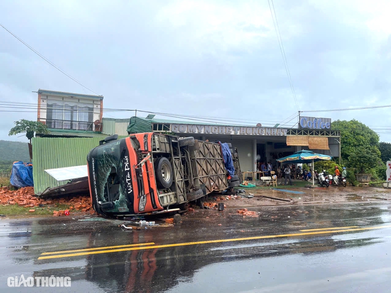 &Aacute;m ảnh hiện trường vụ lật xe kh&aacute;ch l&agrave;m 4 người tử vong ở Đắk Lắk- Ảnh 1.