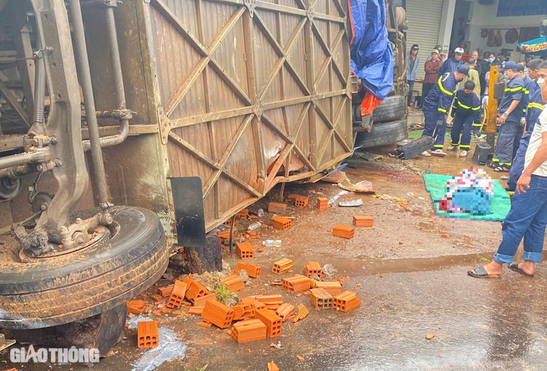 &Aacute;m ảnh hiện trường vụ lật xe kh&aacute;ch l&agrave;m 4 người tử vong ở Đắk Lắk- Ảnh 3.