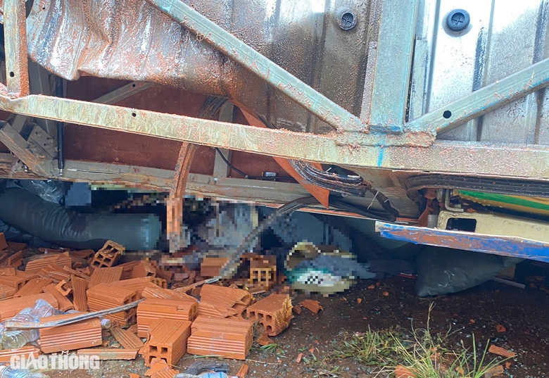 &Aacute;m ảnh hiện trường vụ lật xe kh&aacute;ch l&agrave;m 4 người tử vong ở Đắk Lắk- Ảnh 4.