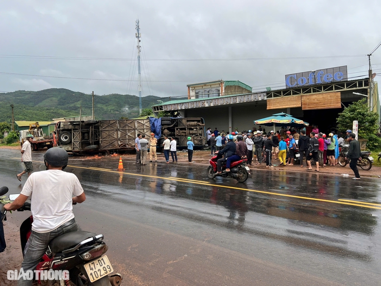 &Aacute;m ảnh hiện trường vụ lật xe kh&aacute;ch l&agrave;m 4 người tử vong ở Đắk Lắk- Ảnh 5.