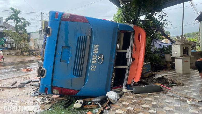 &Aacute;m ảnh hiện trường vụ lật xe kh&aacute;ch l&agrave;m 4 người tử vong ở Đắk Lắk- Ảnh 7.