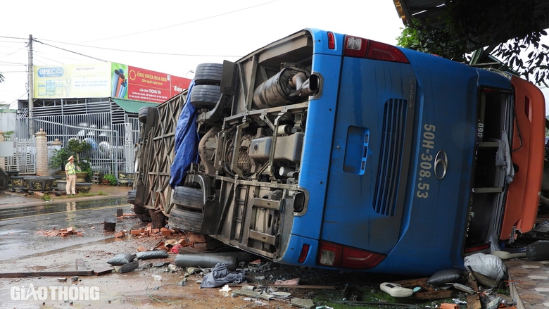 &Aacute;m ảnh hiện trường vụ lật xe kh&aacute;ch l&agrave;m 4 người tử vong ở Đắk Lắk- Ảnh 9.