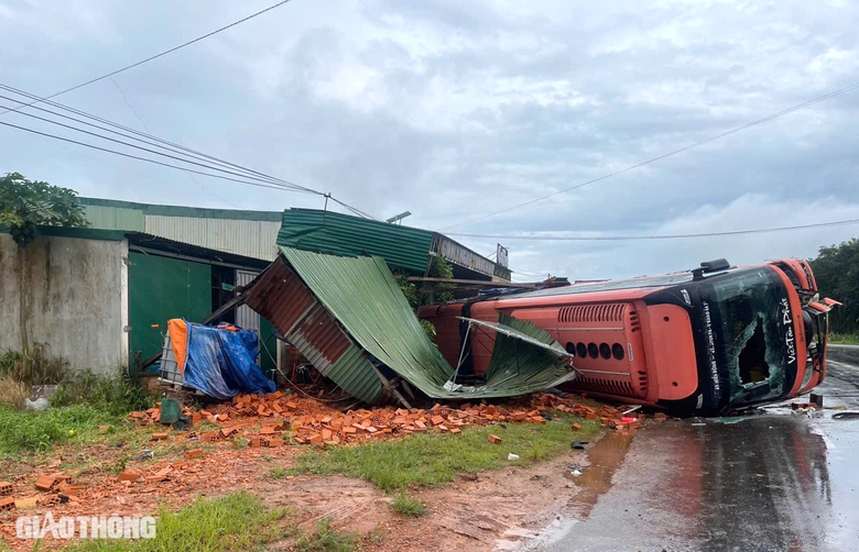 &Aacute;m ảnh hiện trường vụ lật xe kh&aacute;ch l&agrave;m 4 người tử vong ở Đắk Lắk- Ảnh 8.