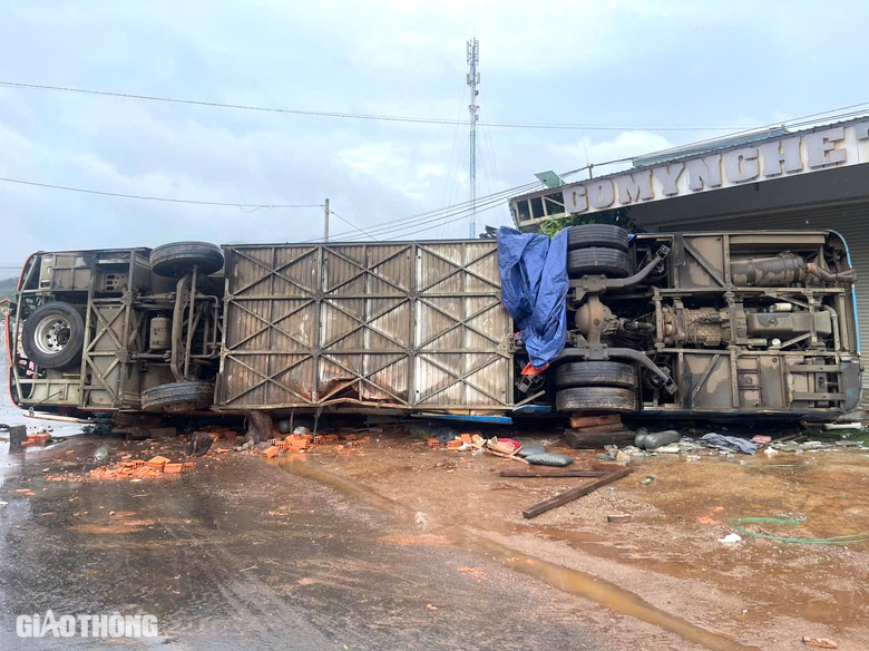 &Aacute;m ảnh hiện trường vụ lật xe kh&aacute;ch l&agrave;m 4 người tử vong ở Đắk Lắk- Ảnh 10.