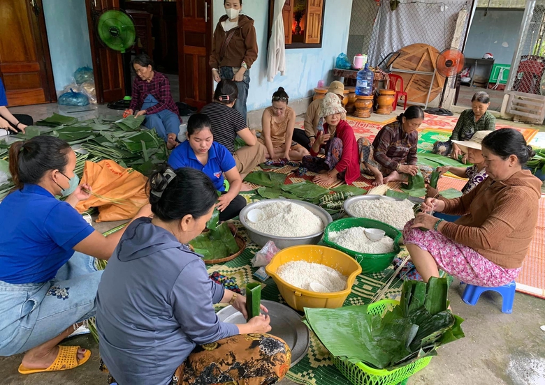 Người d&acirc;n miền n&uacute;i Quảng Ng&atilde;i g&oacute;i b&aacute;nh chưng, b&aacute;nh t&eacute;t gửi đồng b&agrave;o miền Bắc- Ảnh 1.