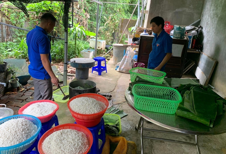 Người d&acirc;n miền n&uacute;i Quảng Ng&atilde;i g&oacute;i b&aacute;nh chưng, b&aacute;nh t&eacute;t gửi đồng b&agrave;o miền Bắc- Ảnh 2.