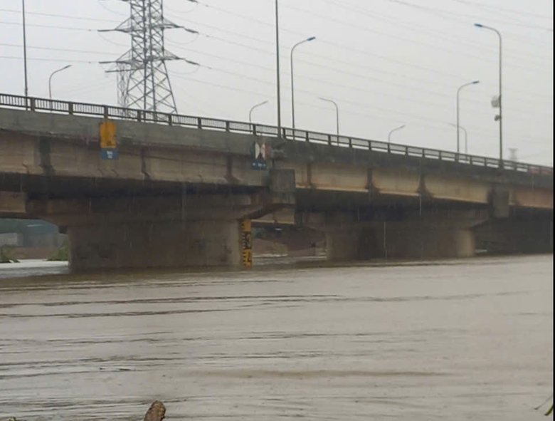 Nước ngập quốc lộ 1, H&agrave; Nam cấm xe lưu th&ocirc;ng chiều H&agrave; Nội về- Ảnh 3.