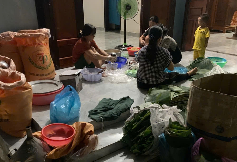 Người d&acirc;n miền n&uacute;i Quảng Ng&atilde;i g&oacute;i b&aacute;nh chưng, b&aacute;nh t&eacute;t gửi đồng b&agrave;o miền Bắc- Ảnh 5.