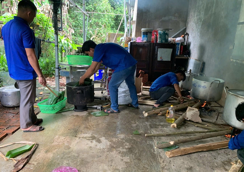 Người d&acirc;n miền n&uacute;i Quảng Ng&atilde;i g&oacute;i b&aacute;nh chưng, b&aacute;nh t&eacute;t gửi đồng b&agrave;o miền Bắc- Ảnh 8.