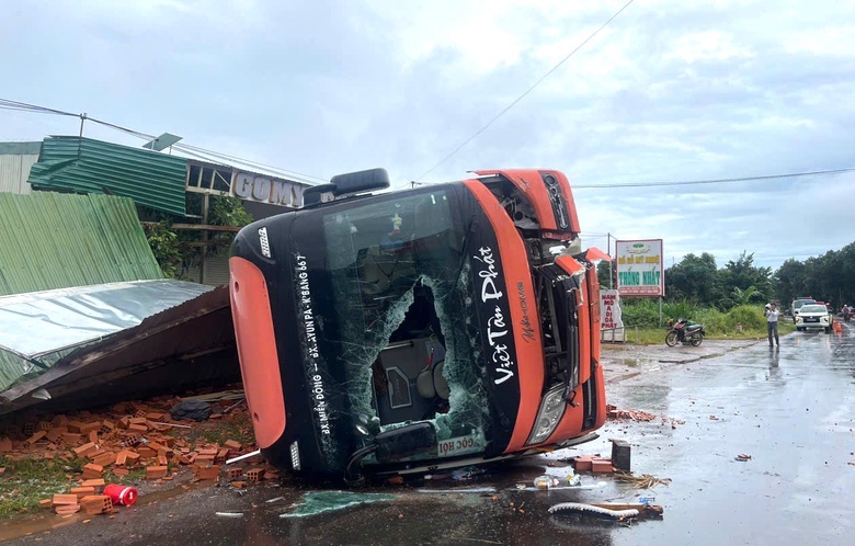 Vụ lật xe 4 người tử vong ở Đắk Lắk: Tạm giữ tài xế xe khách- Ảnh 1. Vụ lật xe 4 người tử vong ở Đắk Lắk: Tạm giữ tài xế xe khách- Ảnh 1.