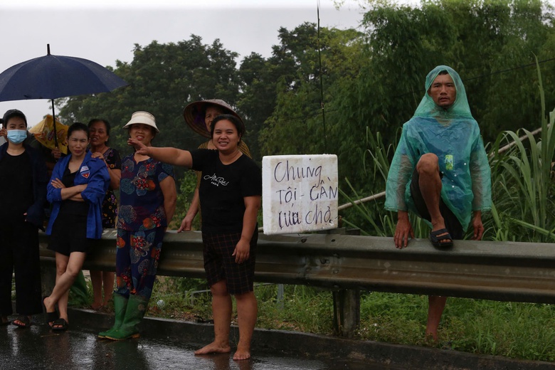 Người d&acirc;n tr&agrave;n ra cao tốc Nội B&agrave;i - L&agrave;o Cai nhận đồ cứu trợ, rất lo nguy cơ tai nạn- Ảnh 2.