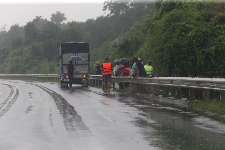 Người d&acirc;n tập trung đứng hai b&ecirc;n đường tại Km 128, cao tốc Nội b&agrave;i - L&agrave;o Cai điểm tiếp nhận tại huyện văn y&ecirc;n để tiếp nhận h&agrave;ng cứu trợ
