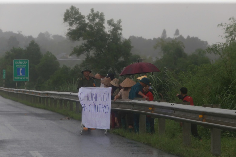 Người d&acirc;n tr&agrave;n ra cao tốc Nội B&agrave;i - L&agrave;o Cai nhận đồ cứu trợ, rất lo nguy cơ tai nạn- Ảnh 3.