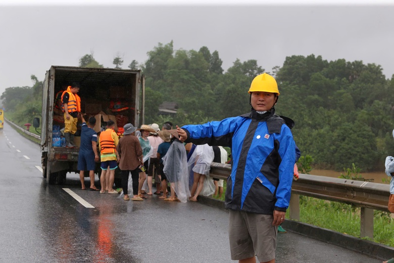 Người d&acirc;n tr&agrave;n ra cao tốc Nội B&agrave;i - L&agrave;o Cai nhận đồ cứu trợ, rất lo nguy cơ tai nạn- Ảnh 6.