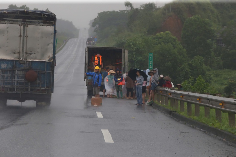 Lực lượng CSGT đ&atilde; chủ động phối hợp với đơn vị quản l&yacute; tuyến v&agrave; CSGT tỉnh Y&ecirc;n B&aacute;i tổ chức điểm tập kết tại Km128, c&oacute; lực lượng tổ chức đảm bảo giao th&ocirc;ng v&agrave; tiếp nhận h&agrave;ng ho&aacute; cứu trợ cho người d&acirc;n.