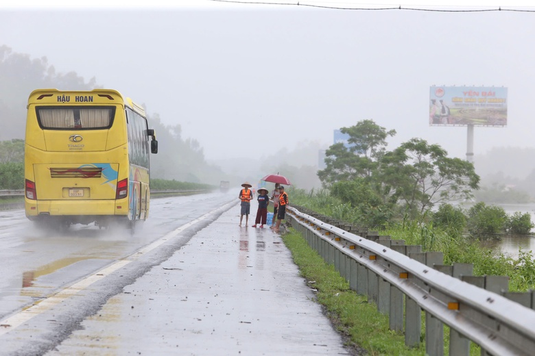 Người d&acirc;n tr&agrave;n ra cao tốc Nội B&agrave;i - L&agrave;o Cai nhận đồ cứu trợ, rất lo nguy cơ tai nạn- Ảnh 4.