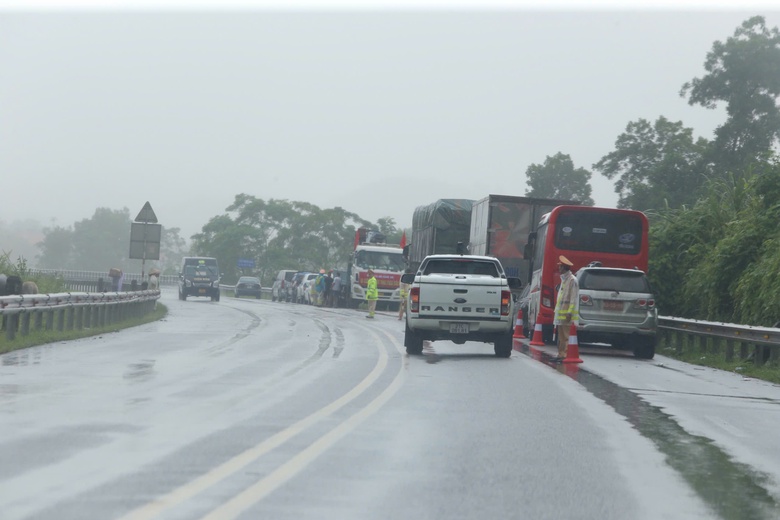 Người d&acirc;n tr&agrave;n ra cao tốc Nội B&agrave;i - L&agrave;o Cai nhận đồ cứu trợ, rất lo nguy cơ tai nạn- Ảnh 9.