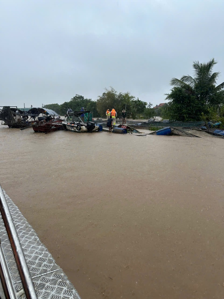 Nam Định: Cứu 3 người trong một gia đ&igrave;nh c&ugrave;ng 9 lồng c&aacute; tr&ocirc;i dạt tr&ecirc;n s&ocirc;ng Hồng- Ảnh 2.