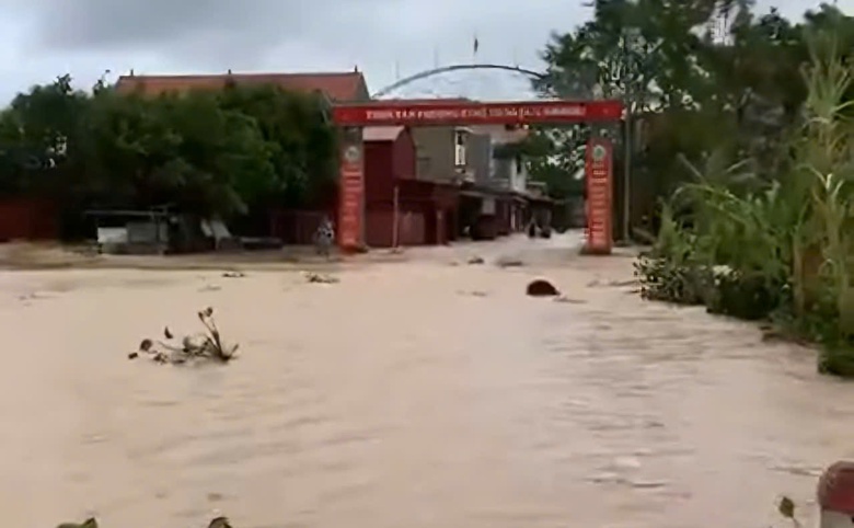 Nước s&ocirc;ng Thương tr&agrave;n đ&ecirc;, c&ocirc; lập hơn 2.000 hộ d&acirc;n tại Bắc Giang- Ảnh 2.