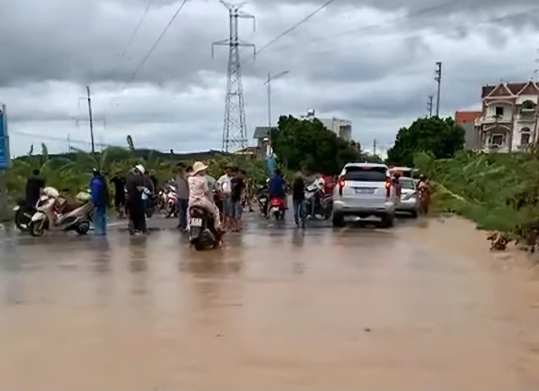 Nước s&ocirc;ng Thương tr&agrave;n đ&ecirc;, c&ocirc; lập hơn 2.000 hộ d&acirc;n tại Bắc Giang- Ảnh 3.