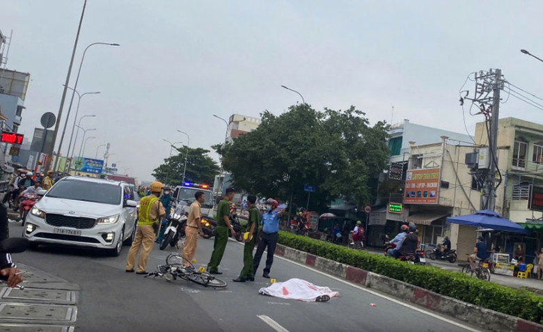 Hiện trường vụ tai nạn khiến người đ&agrave;n &ocirc;ng đi xe đạp tử vong tại chỗ.