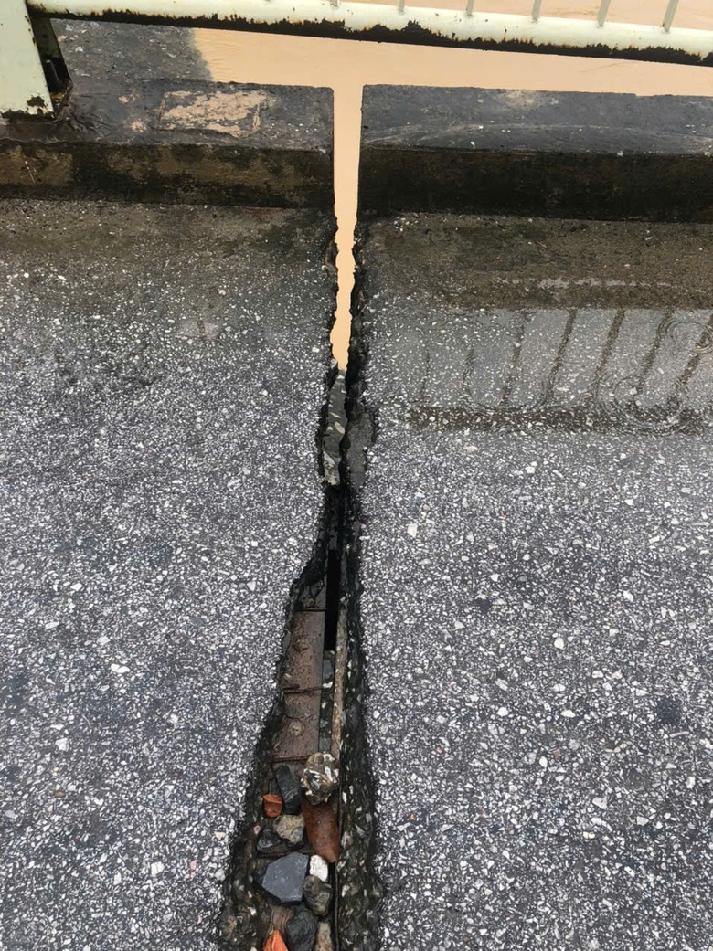 Thực hư cầu H&agrave;m Rồng bị nước lũ s&ocirc;ng M&atilde; l&agrave;m nứt, x&ocirc; lệch- Ảnh 2.