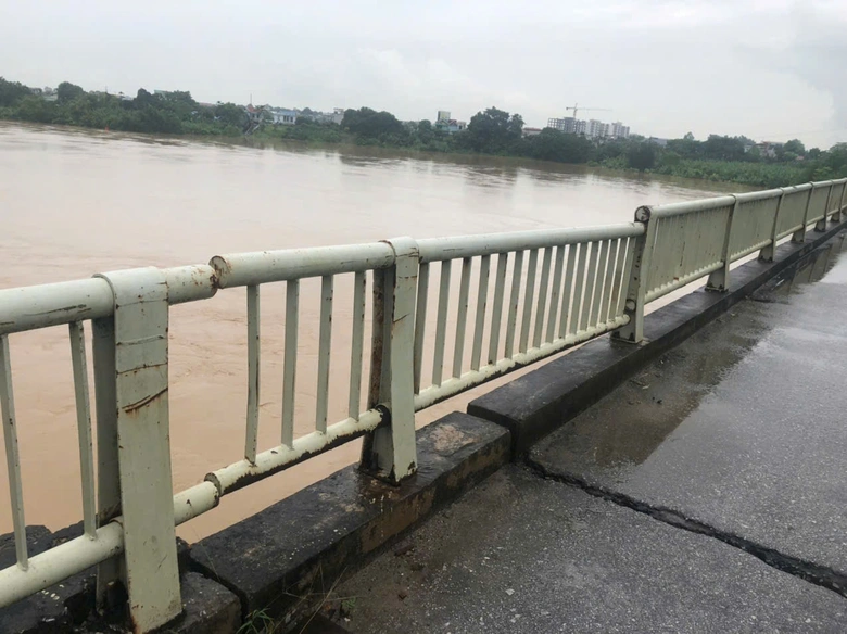Thực hư cầu H&agrave;m Rồng bị nước lũ s&ocirc;ng M&atilde; l&agrave;m nứt, x&ocirc; lệch- Ảnh 1.