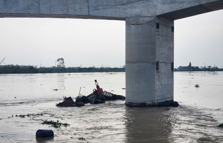 B&egrave; mảng tr&ocirc;i dạt li&ecirc;n tiếp mắc v&agrave;o trụ cầu Khuể tr&ecirc;n s&ocirc;ng Văn &Uacute;c- Ảnh 1.