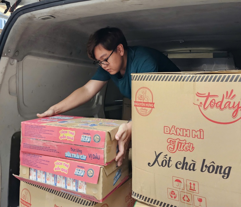 Tấm l&ograve;ng người d&acirc;n TP.HCM hướng về miền Bắc- Ảnh 8.