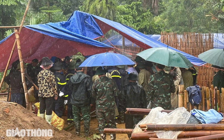 Mưa lũ miền Bắc: T&igrave;m thấy th&ecirc;m 8 thi thể vụ L&agrave;ng Nủ, c&ograve;n 52 người mất t&iacute;ch