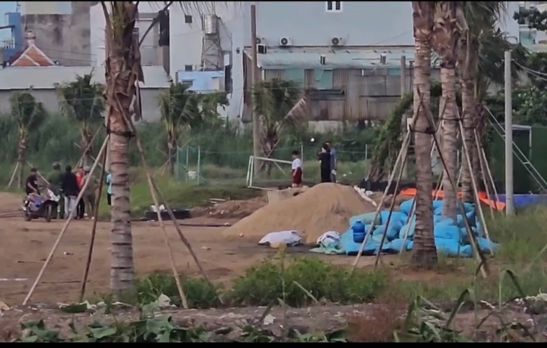 Điều tra nguy&ecirc;n nh&acirc;n b&eacute; trai tử vong tại s&acirc;n b&oacute;ng- Ảnh 1.