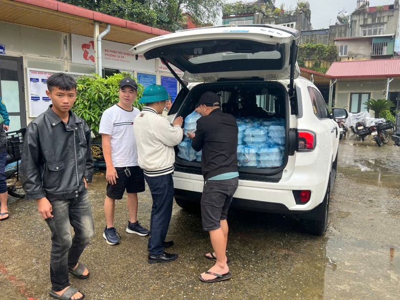 Ấm t&igrave;nh chuyến xe 0 đồng "giải cứu" du kh&aacute;ch mắc kẹt tại Sa Pa do b&atilde;o lũ- Ảnh 7.