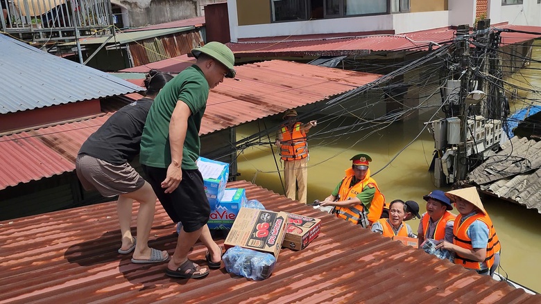 Cuộc sống hơn 1.300 hộ d&acirc;n ở Bắc Giang bị c&ocirc; lập do mưa lũ- Ảnh 8.