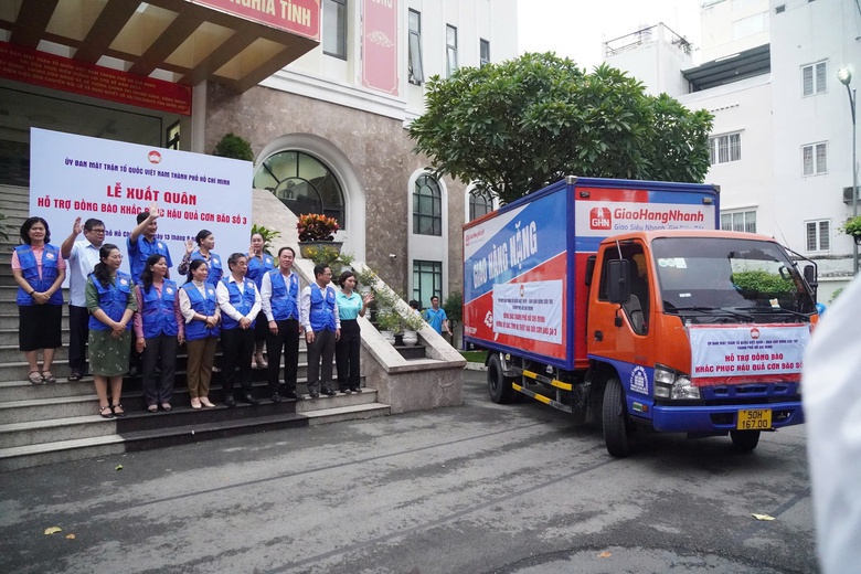 TP.HCM tất bật chuẩn bị nhu yếu phẩm hỗ trợ đồng b&agrave;o miền Bắc- Ảnh 1.