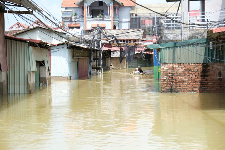 Cuộc sống hơn 1.300 hộ d&acirc;n ở Bắc Giang bị c&ocirc; lập do mưa lũ- Ảnh 10.