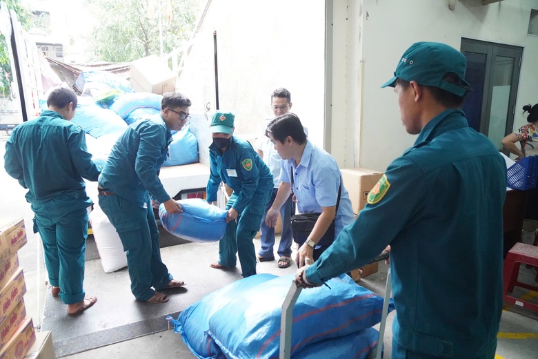 TP.HCM tất bật chuẩn bị nhu yếu phẩm hỗ trợ đồng b&agrave;o miền Bắc- Ảnh 7.