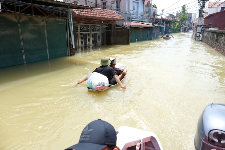 Cuộc sống hơn 1.300 hộ d&acirc;n ở Bắc Giang bị c&ocirc; lập do mưa lũ- Ảnh 4.