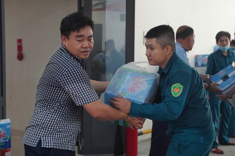 TP.HCM tất bật chuẩn bị nhu yếu phẩm hỗ trợ đồng b&agrave;o miền Bắc- Ảnh 5.