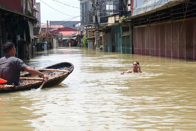 Cuộc sống hơn 1.300 hộ d&acirc;n ở Bắc Giang bị c&ocirc; lập do mưa lũ- Ảnh 6.