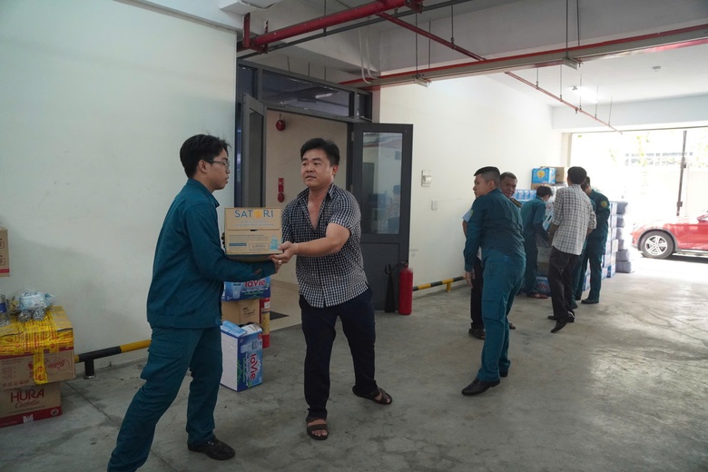 TP.HCM tất bật chuẩn bị nhu yếu phẩm hỗ trợ đồng b&agrave;o miền Bắc- Ảnh 6.