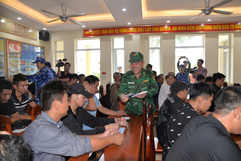 Vượt s&oacute;ng dữ cứu người giữa phong ba - Ảnh 4.